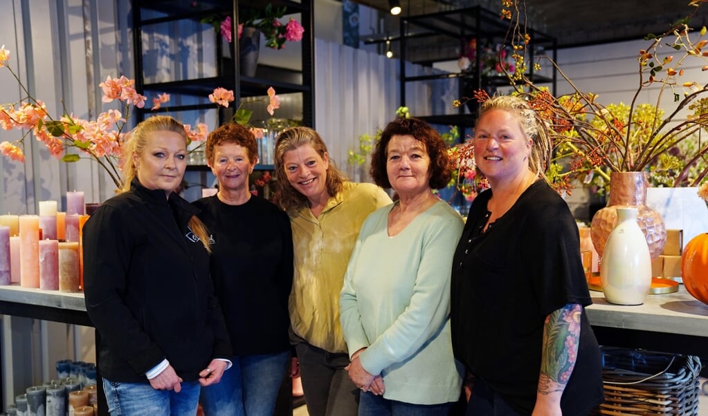 Van links naar rechts: Antonet, Monique, Angela, Suzanne en Patty. 