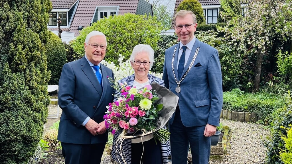 Burgemeester Gert-Jan Kats kwam het briljanten paar Van den Bovenkamp-van Dijk feliciteren. Bij de eerdere jubilea togen ze nog zelf naar het gemeentehuis.