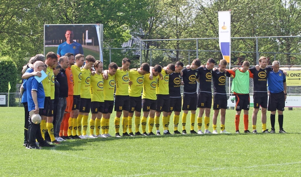 Voor het begin van de wedstrijd tegen VRC werd een minuut stilte gehouden.