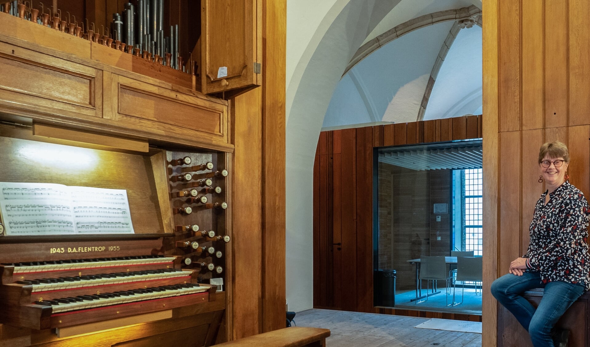 Gonny van der Maten bij de speeltafel van het orgel van de Grote Kerk