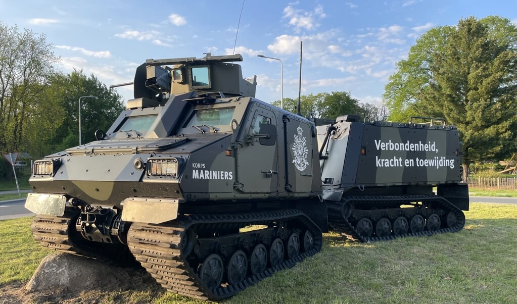 Defensie heeft vorige week een rupsvoertuig met aanhanger geplaatst op de rotonde bij de Amersfoortseweg en Meervelderweg als 'welkom' voor het Korps Mariniers.