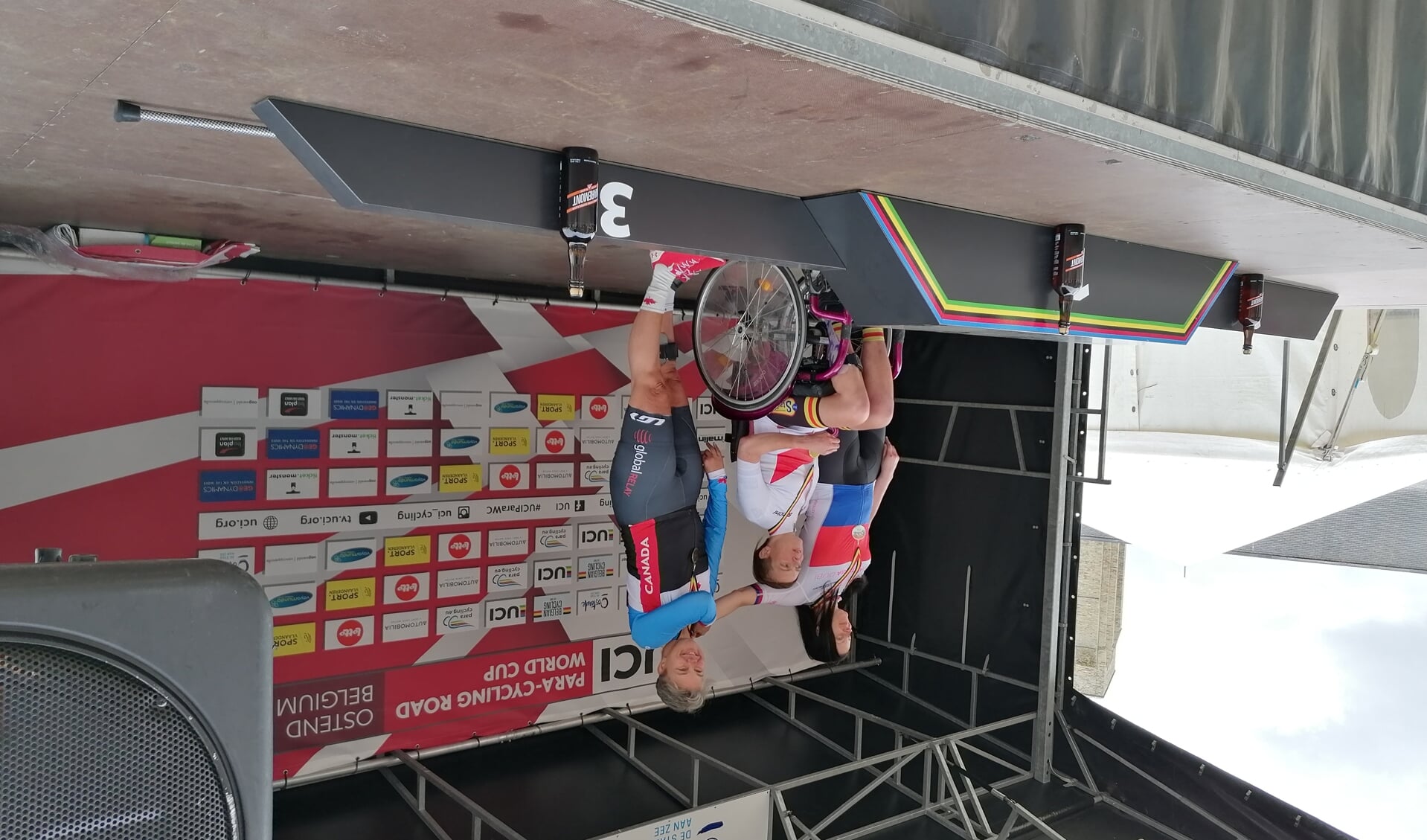 De wereldkampioen in het shirt van Worldcupleader.