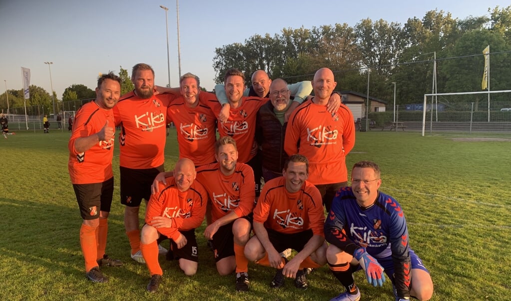 Veteranen Voetballen En Halen Herinneringen Op; TOV Vrijdagavond Wint ...