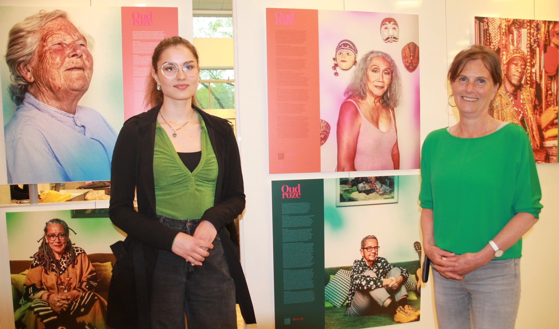 Nina Parie (links) en Cornelie de Kuijper voor de foto-expositie Oud Roze in de Bibliotheek Veenendaal.