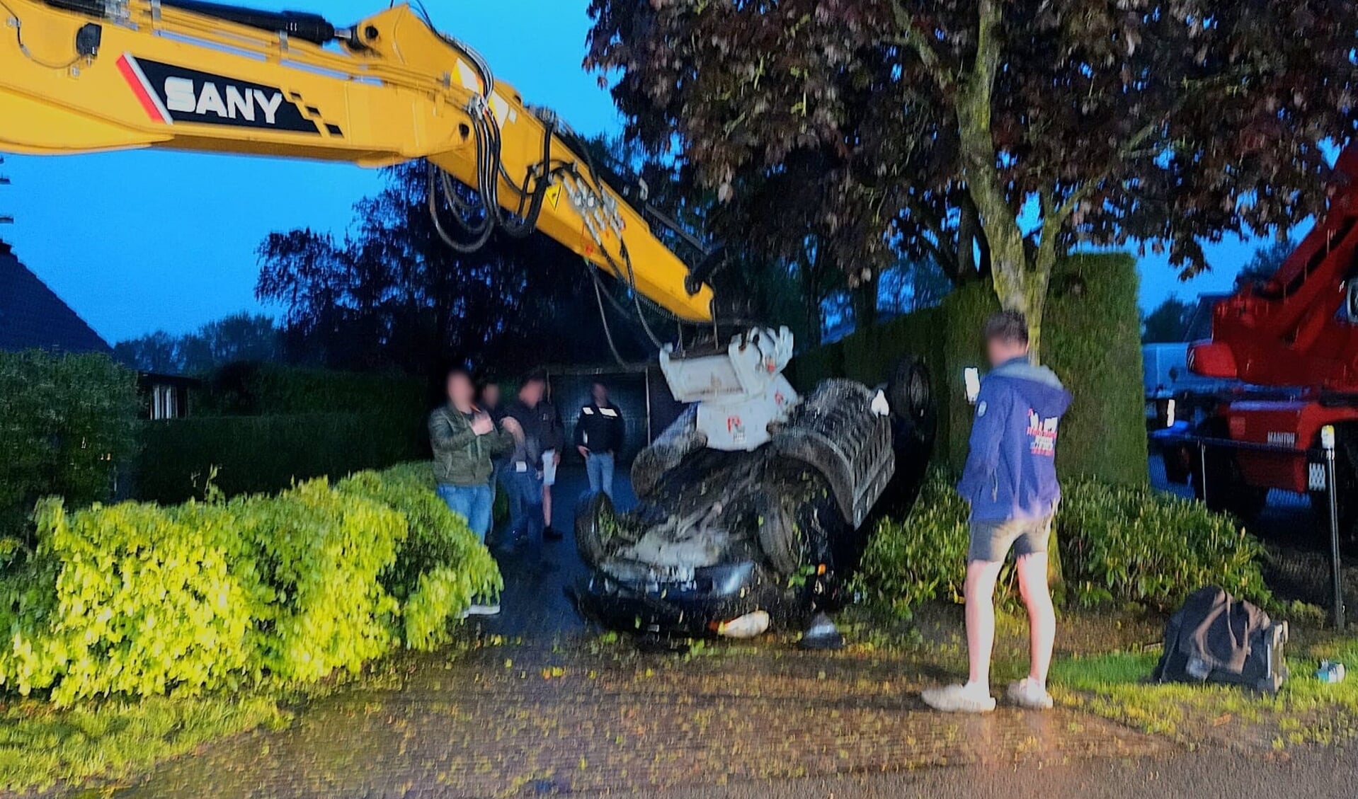 auto-op-de-kop-bij-woning-kootwijkerbroek-bestuurder-heeft-geen