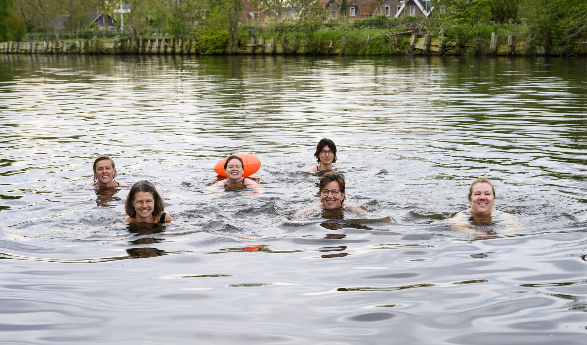 Anja, Corrie, Jayne, Margriet en Gera zijn die-hard open water zwemmers.