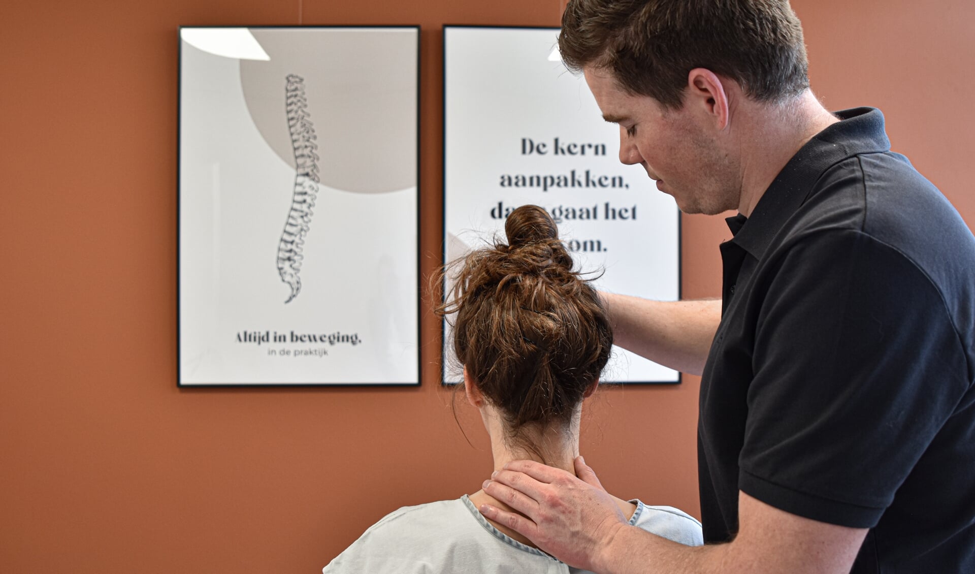Door gedoseerd druk uit te oefenen op de wervelkolom kan de chiropractor voelen waar de knelpunten zitten.