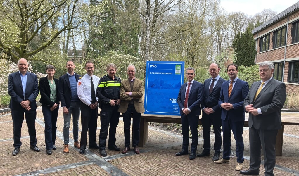 Vertegenwoordigers van Waterschap Vallei en Veluwe, LTO, Omgevingsdienst Noord Veluwe, Veiligheidsregio Noord- en Oost-Gelderland, Politie, Platform Veilig Ondernemen en Wildbeheer tekenen intentieverklaring Veilig Buitengebied met burgemeesters Ermelo, Harderwijk en Putten.