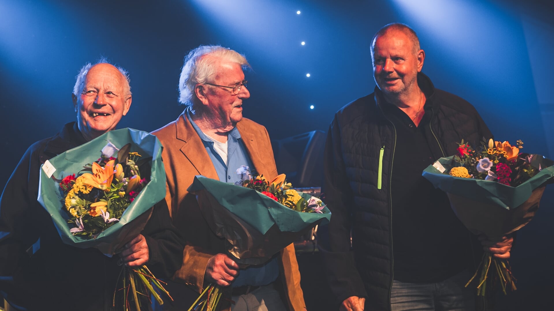 Bloemen voor Heimen Doornhof, Jan de Groot en Aart Petersen (rechts) voor hun langjarige lidmaatschap van Zwart-Wit'63.