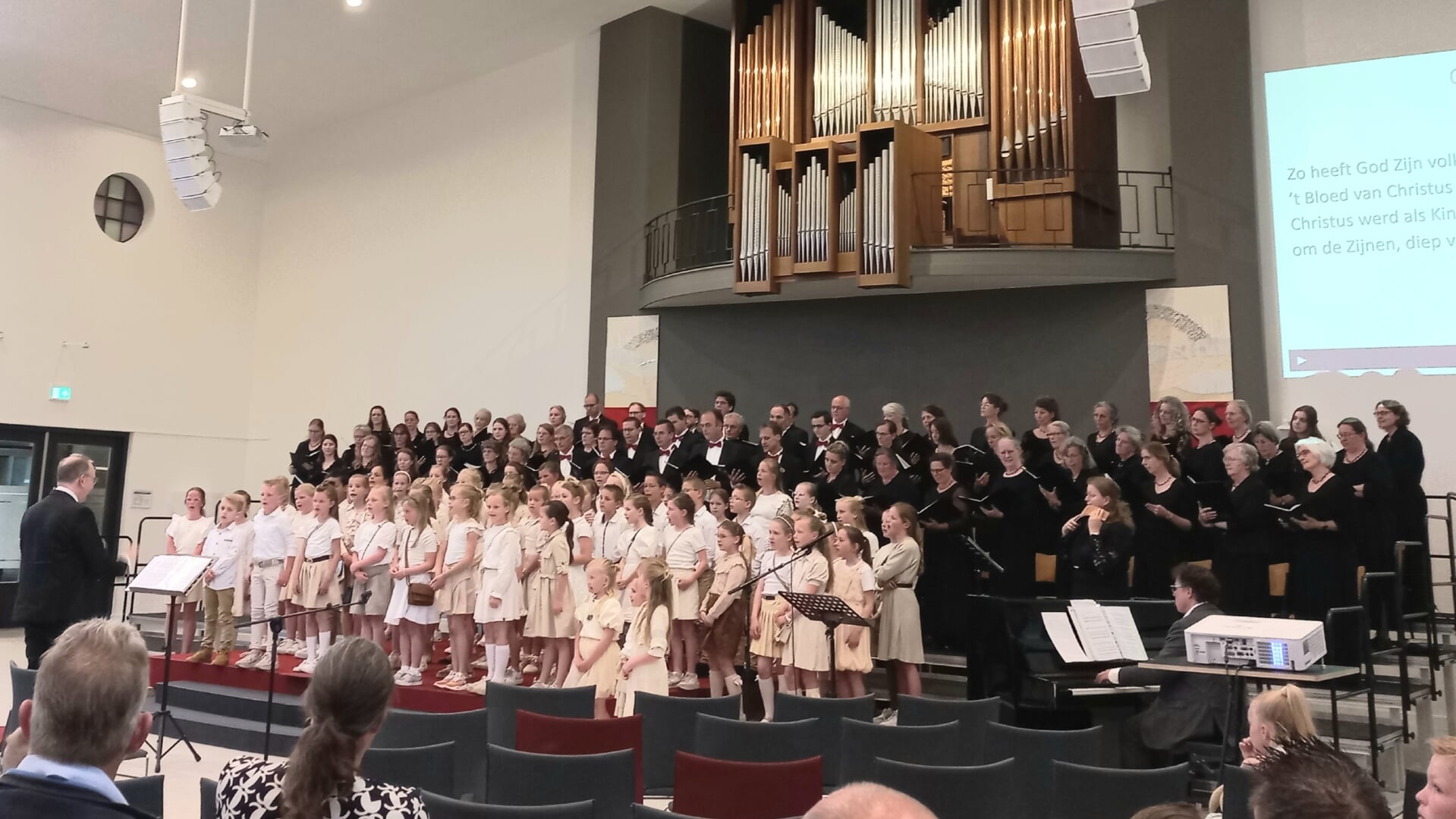 Twee Barneveldse koren, zongen samen in de Emmauskerk: Cantilene en Zanglust.