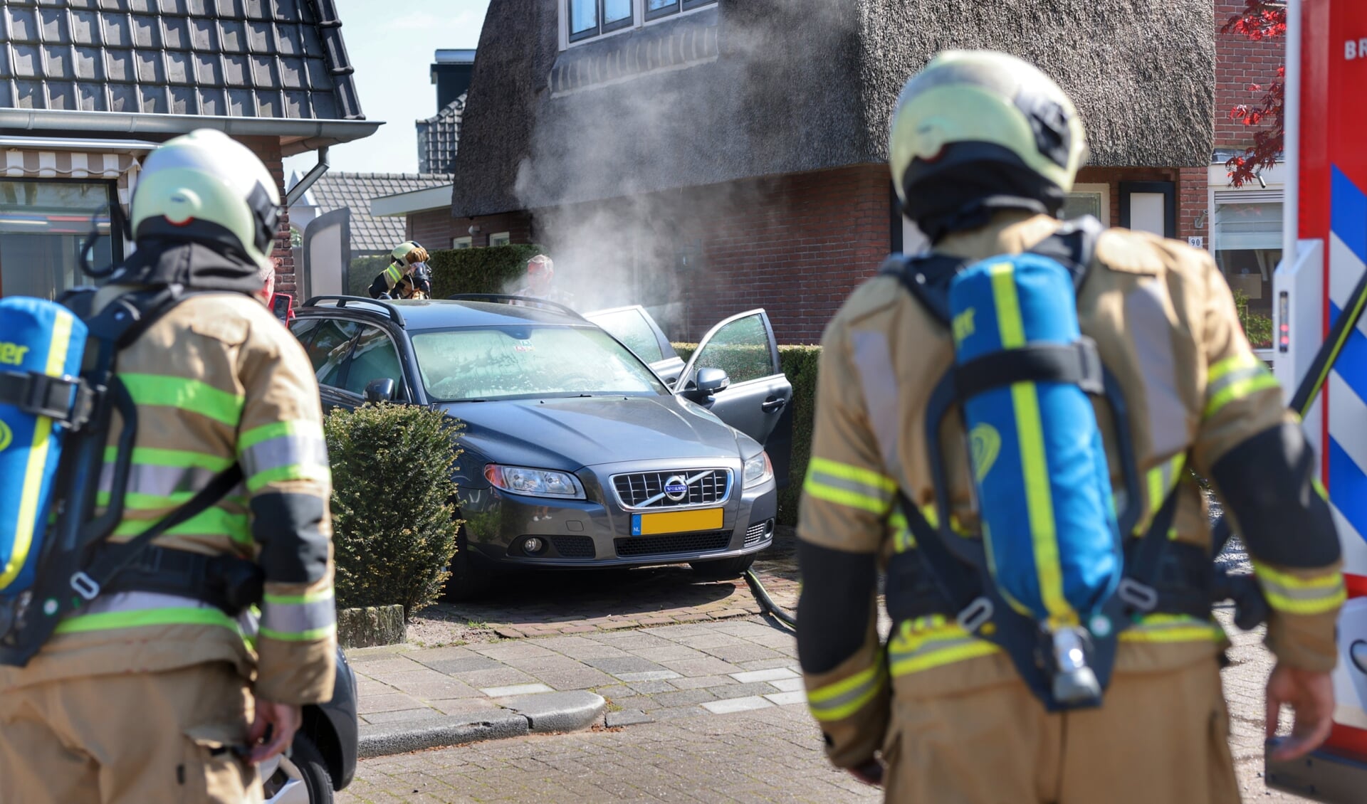 Snel ingrijpen van de brandweer bij een autobrand op een tuinpad in Zeist kon erger voorkomen.
