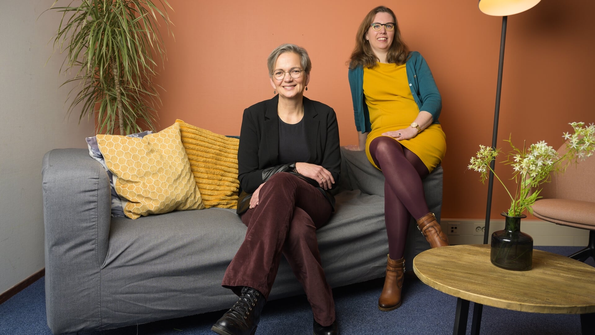 Janita Beijeman (links) en haar collega Sandra Loerakker.(project regio Arnhem/Ede). Foto: Sven Scholten Photography