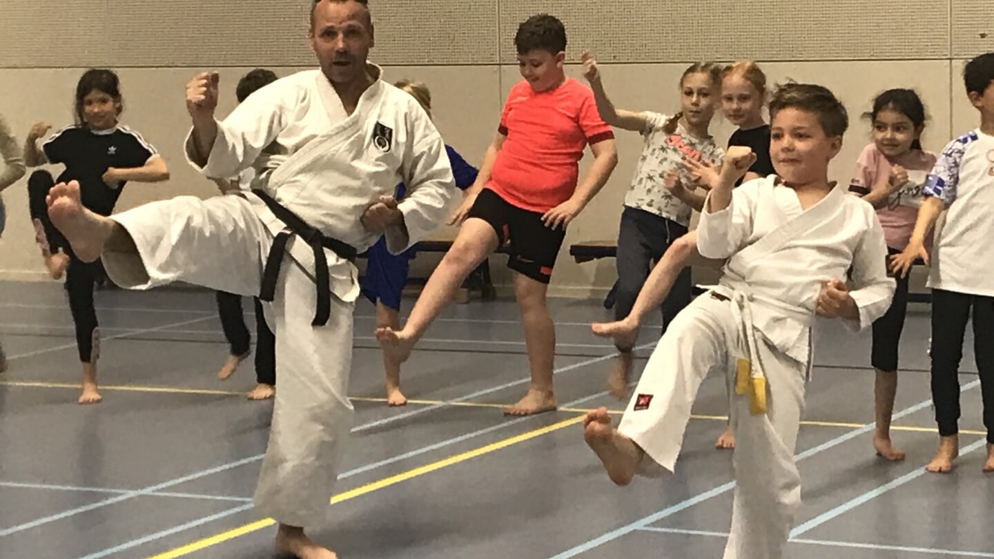 Tonny Venderbos, voormalig en meervoudig Nederlands kampioen karate, tijdens de les bij KBS Mariëngaarde
