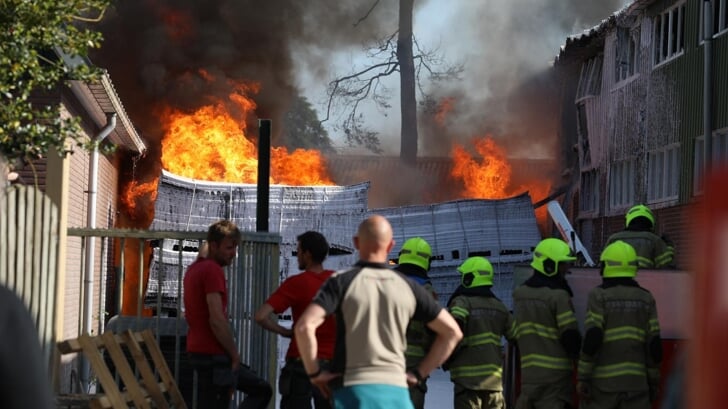 Beeld van de grote brand bij enkele loodsen aan de Essenerweg in Kootwijkerbroek op donderdagmiddag 25 mei vorig jaar, vandaag precies een jaar geleden.