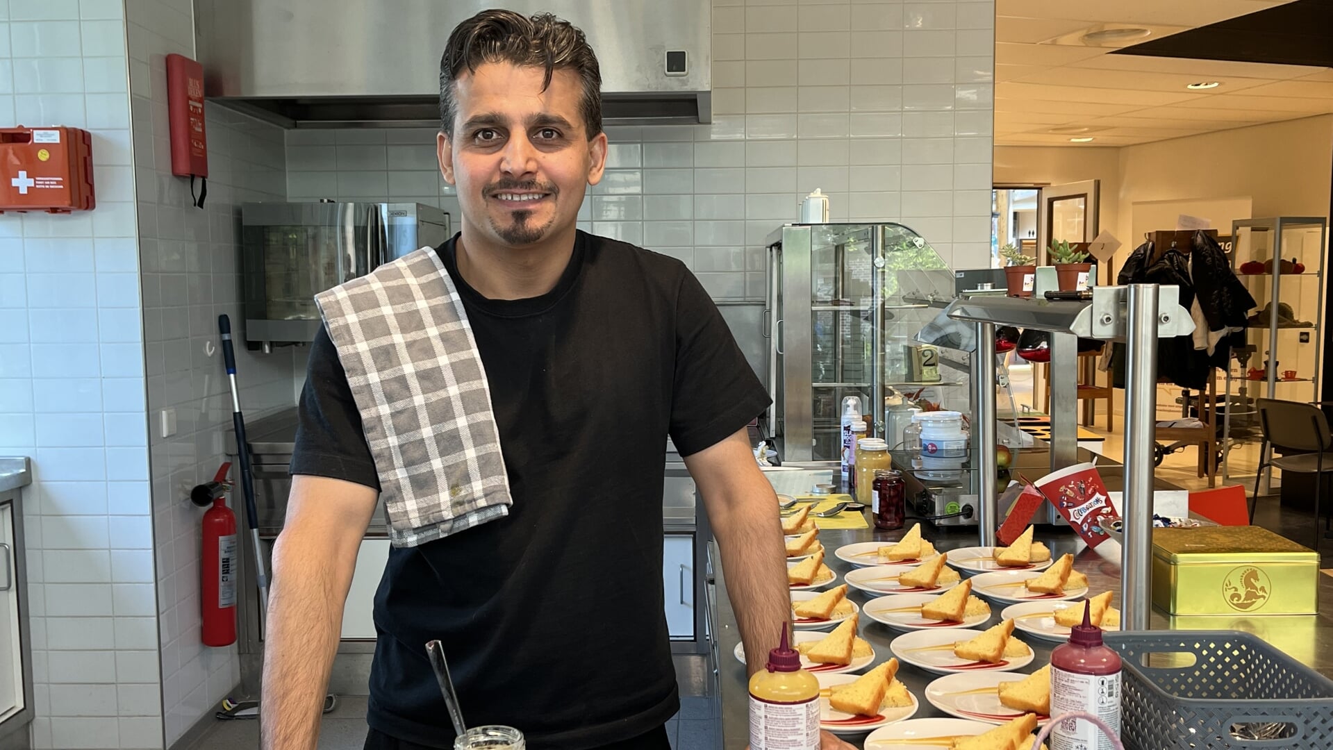 Didar Abdullah helpt als kok bij de Doornse Dis, waar hij de lekkerste toetjes maakt.