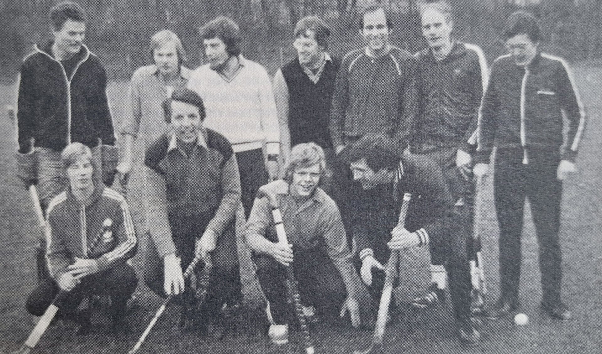 Heren 4 van MHC Leusden in het seizoen 1979/1980 met oprichter John Bernard (tweede van links onderste rij).
