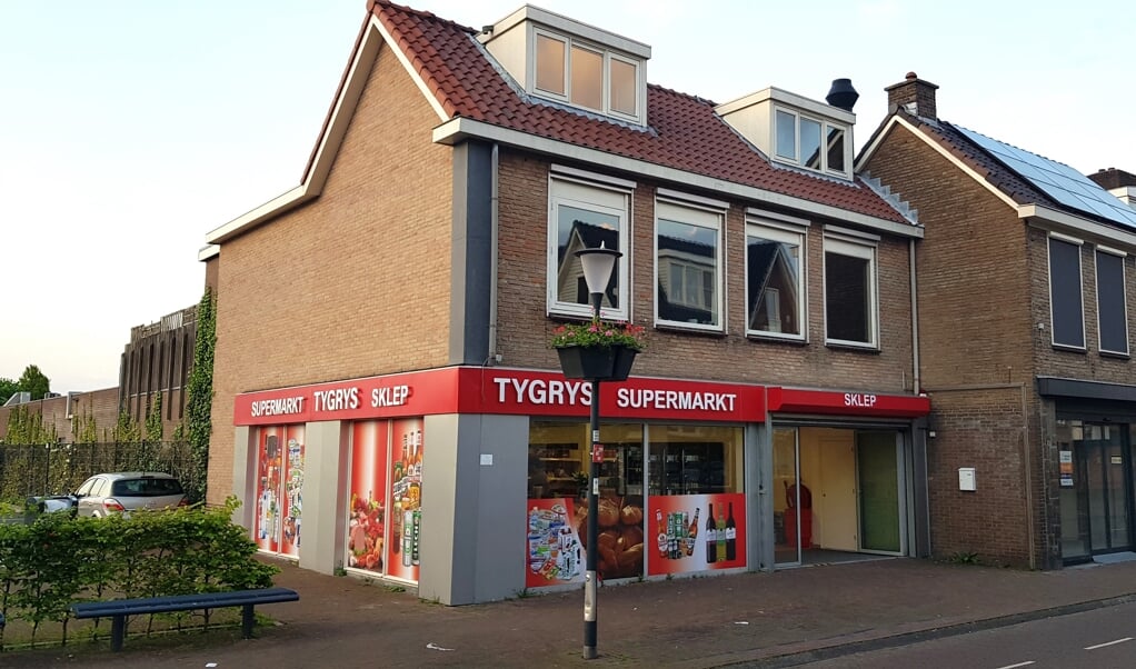 In het voormalige pand van Takko aan de Dorpsstraat zijn vrijdag de deuren geopend van een Poolse supermarkt.