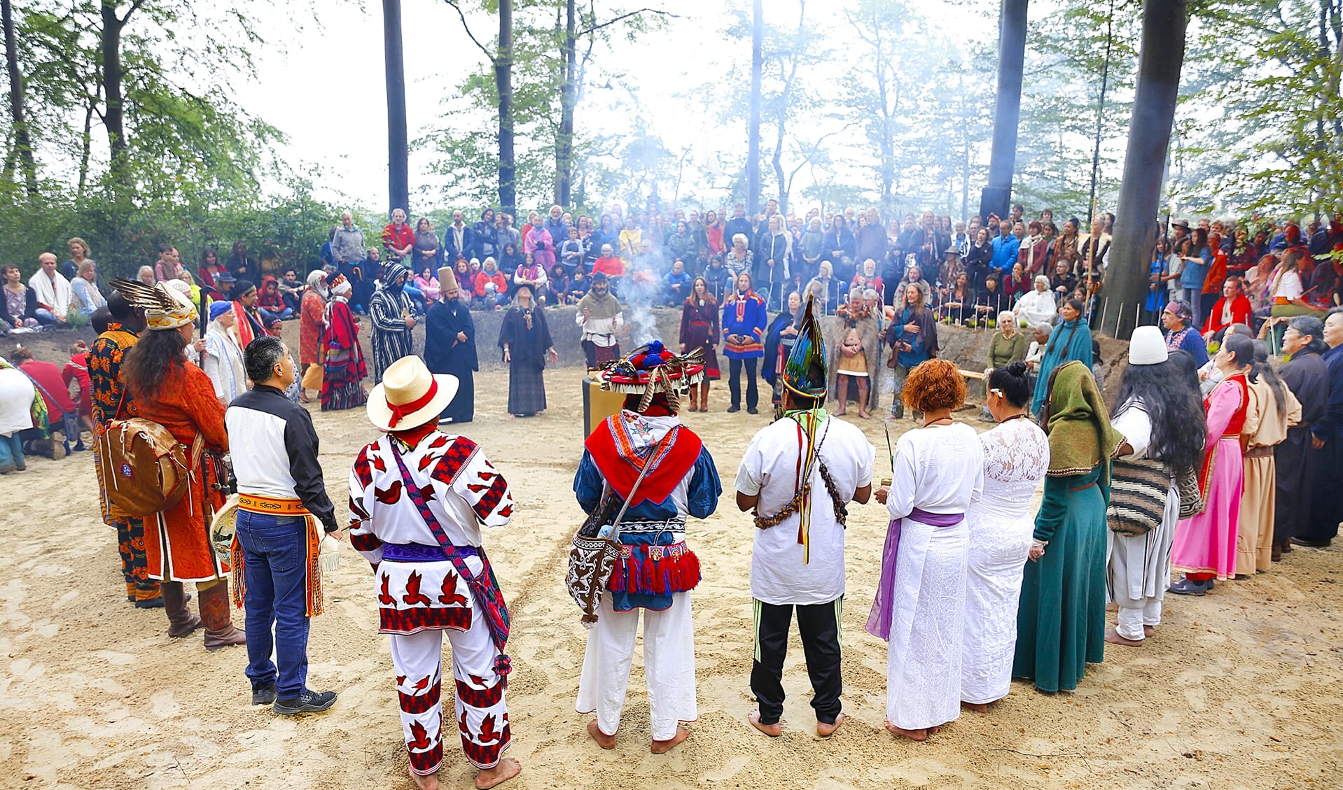 De cirkel met inheemse leiders tijdens de Kiva