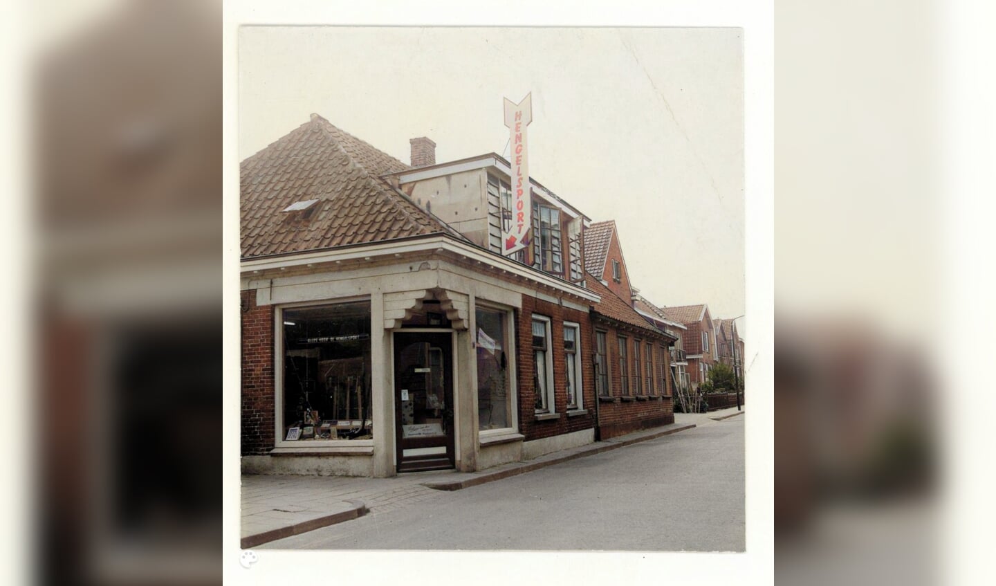 De winkel aan de Beatrixstraat, het Boerscheland. (Later kwam bar/dancing Old Inn in het pand op de hoek).