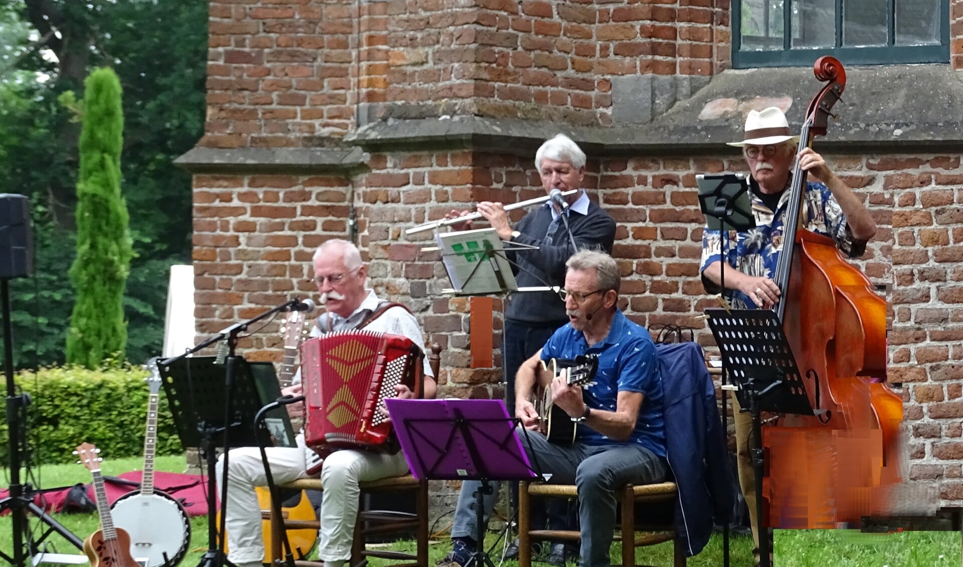 Moustache zorgt voor de muzikale omlijsting