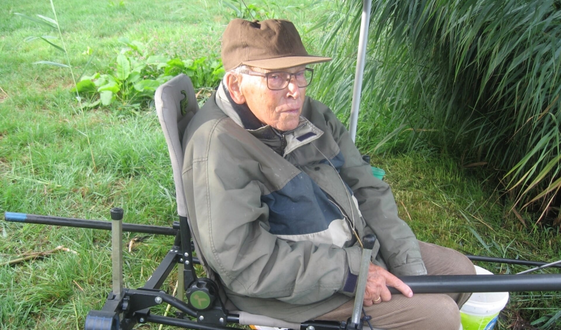 Bij HSV De Alver uit Giessenburg heeft oudste visser Gijs van Noordenne  (94) bij de zaterdagwal gewonnen - Het Kompas Hardinxveld-Giessendam