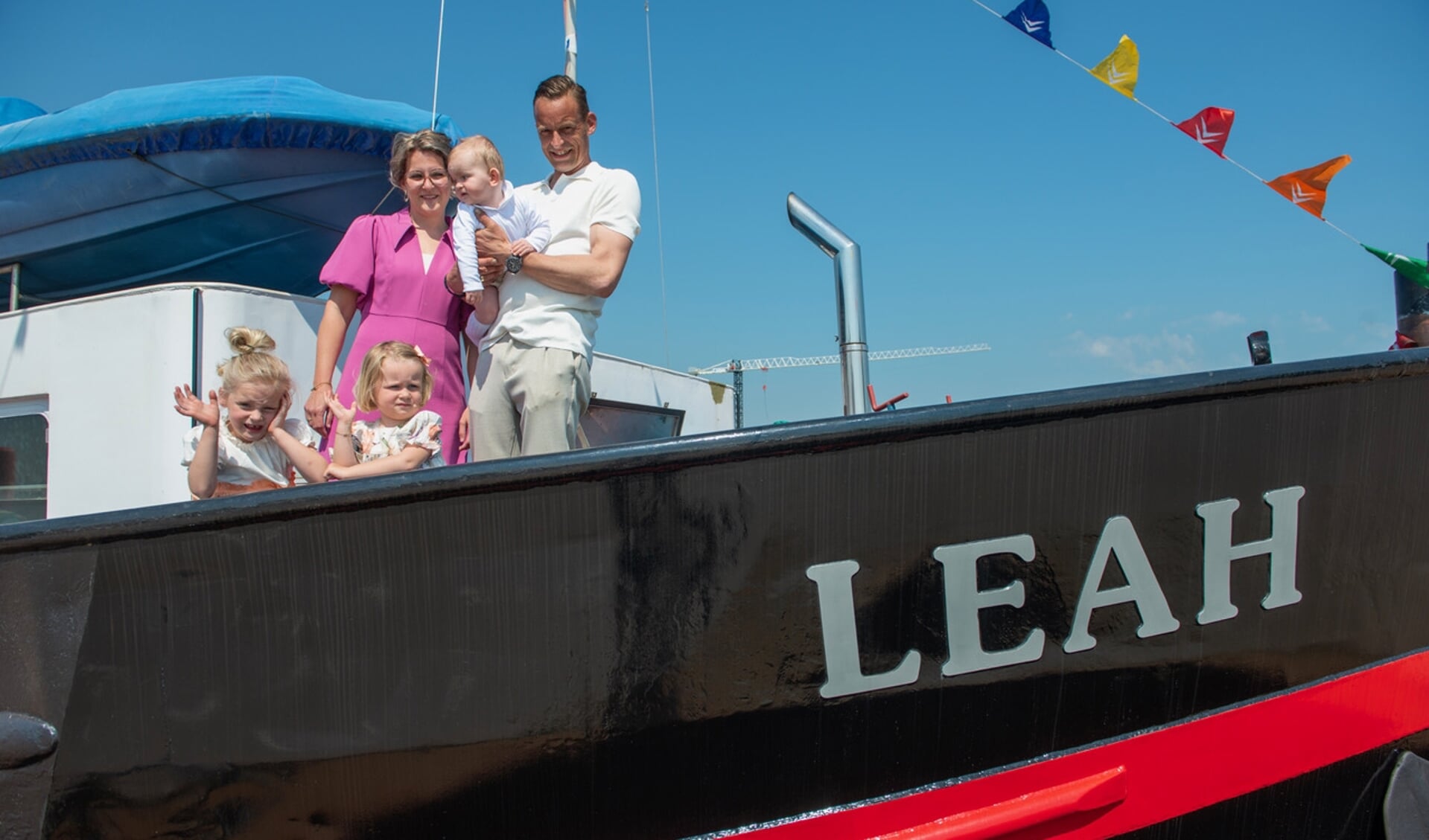 André Kornet met zijn vrouw en kinderen op zijn kraanschip LEAH.