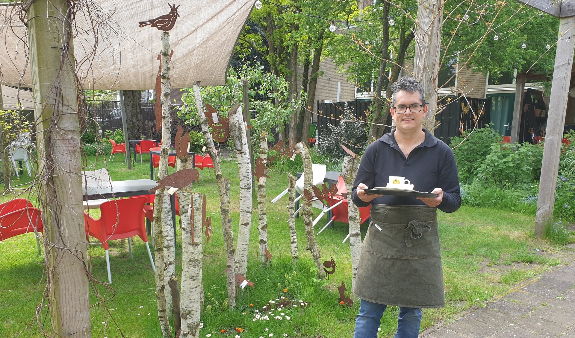 Ricardo Segade heeft twee parttime banen: in de bediening bij Bij Johannes en als schoonmaker bij de Voedselbank.