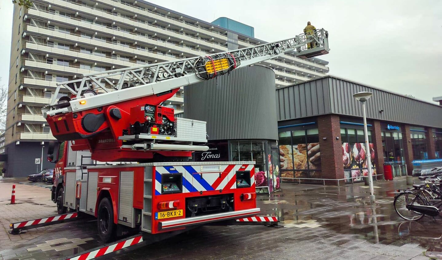 De brandweer bood assistentie na waterlekkage bij de AH-supermarkt op Groenhof.