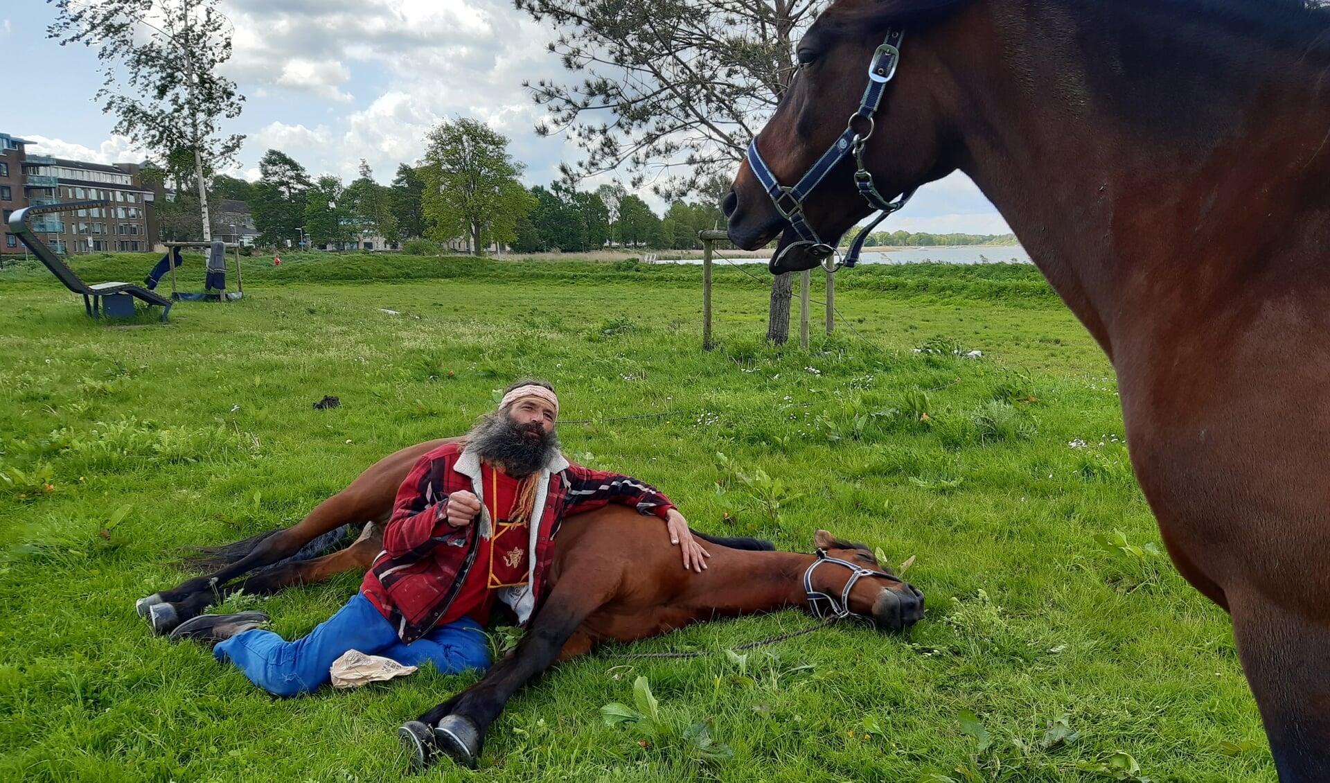  'Jan' leeft met zijn paarden, zoals in Bulgarije gebruikelijk is.