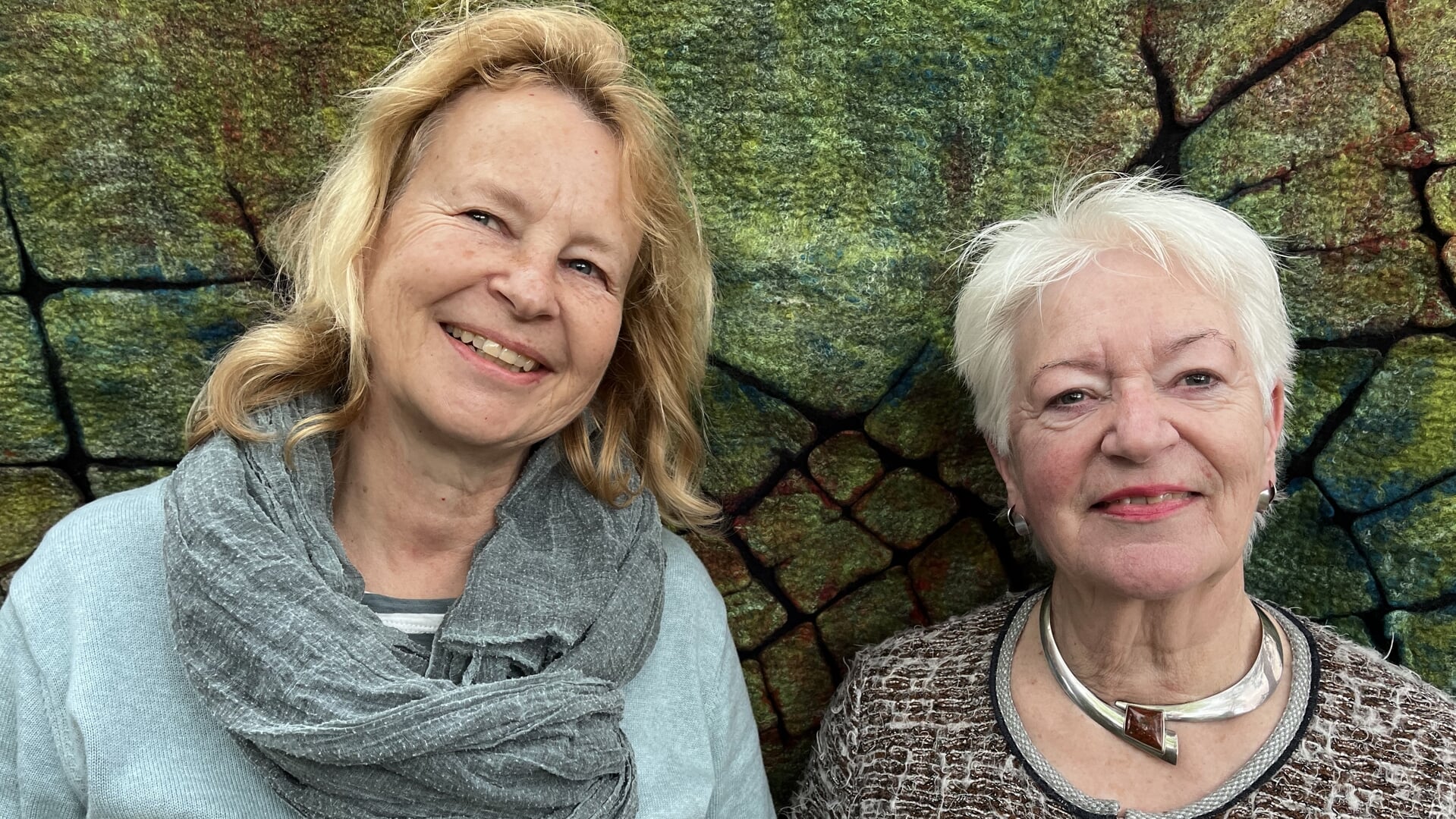 Textielkunstenaars Anneke Spijker (links) en Wiea van der Zwan-Oosting.