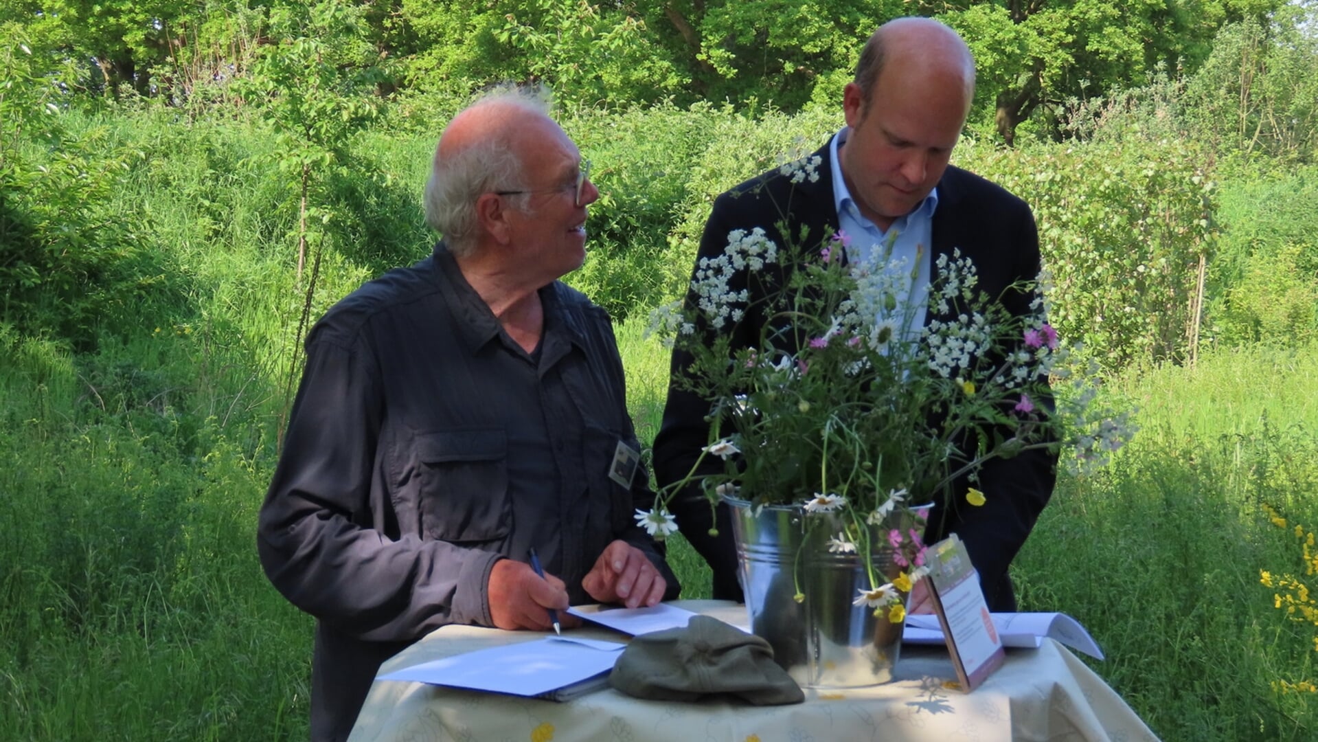 Wethouder Ronald van Veen en Gert Schuurman namens Stichting Natuur en Milieu Platform (NMP) Ermelo tekenden maandag een samenwerkingsovereenkomst voor het beheer van Natuurtuin De Zandkamp.