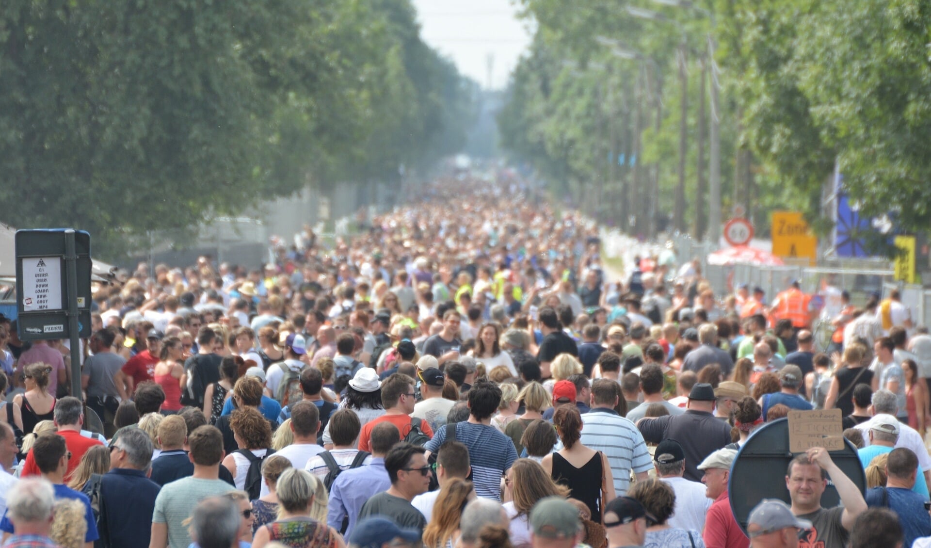 n 2022 groeide de Nederlandse bevolking met 224.836 inwoners (in cijfers: dit is een groei met 12,6 mensen per 1000 inwoners). Het gevolg was dat eind vorig jaar 17.815.508 mensen zich Nederlander mogen noemen. De groei is te danken aan internationale migratie, want daardoor kwamen er 227.882 mensen bij.