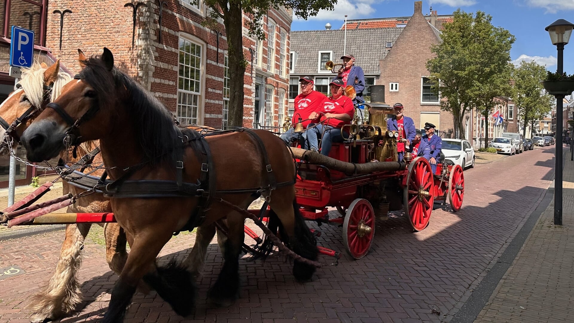 De oude stoomspuit Gorinchem rijdt door de binnenstad
