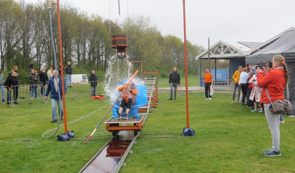 Een nat voor de burgemeester bij het tobbetje steken.