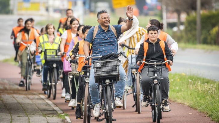 Een groep leerlingen op weg naar het Verkeersexamen (archieffoto). Maandag beginnen in Barneveld de fietsexamens weer.
