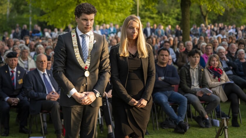 De burgemeester en zijn echtgenote bij de herdenking in Barneveld.