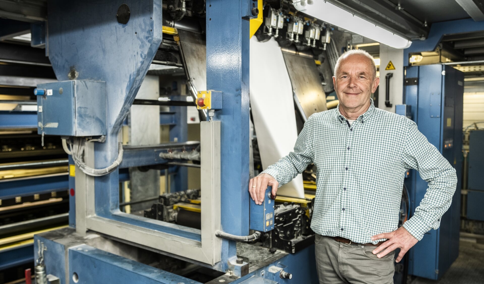 Distributie-coördinator Henk van Voskuilen is ervoor verantwoordelijk dat de kranten die van de pers rollen, allemaal keurig netjes worden bezorgd.