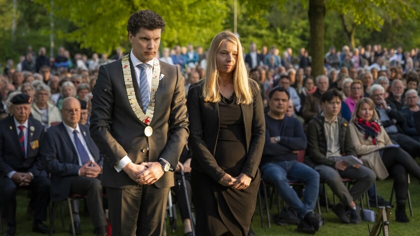 De burgemeester en zijn echtgenote bij de herdenking in Barneveld in 2023.