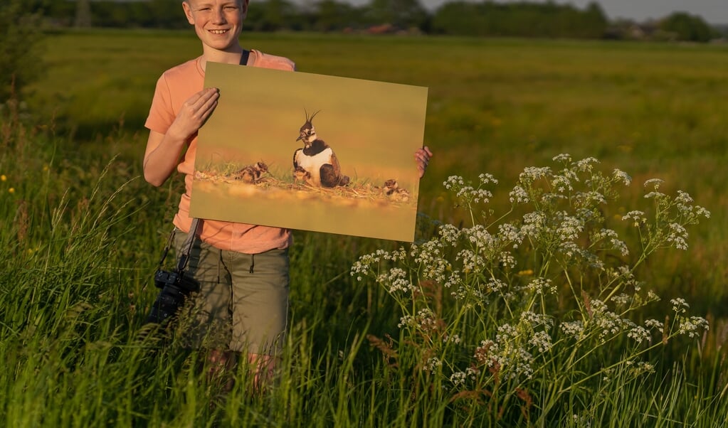 Tussen het hoge gras in de Bennekomse Hooilanden toont de tiener de foto waar hij het meest trots op is David Vink