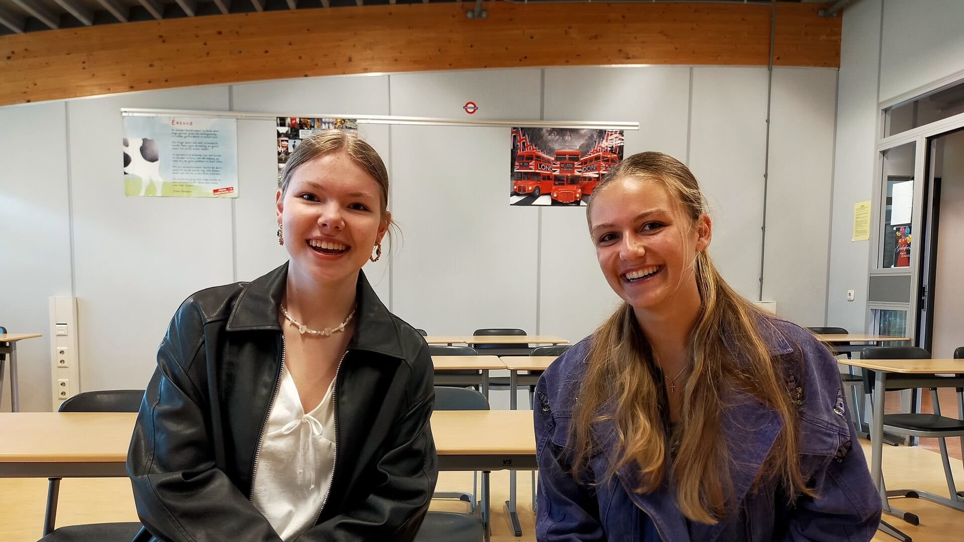 Lianne (links) en Sjoukje wachten hun examenuitslag rustig af. 