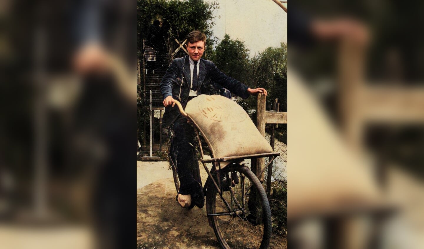 Opa Rik met een zak diervoer op de fiets. Mei 1932. Locatie Wilhelminastraat.