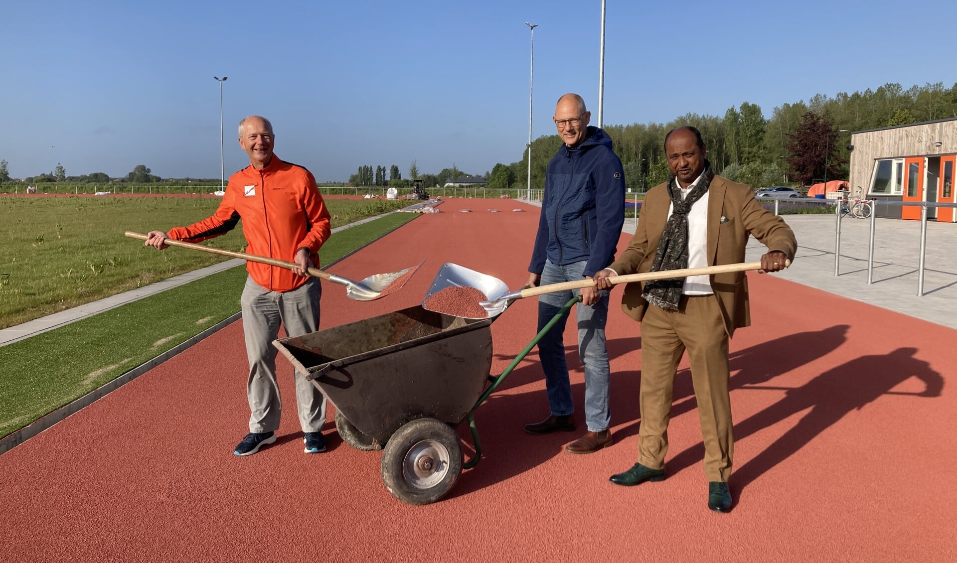 Cor van den Heuvel van Altena Road Runners brengt met wethouder Shah Sheikkariem de laatste toplaag aan