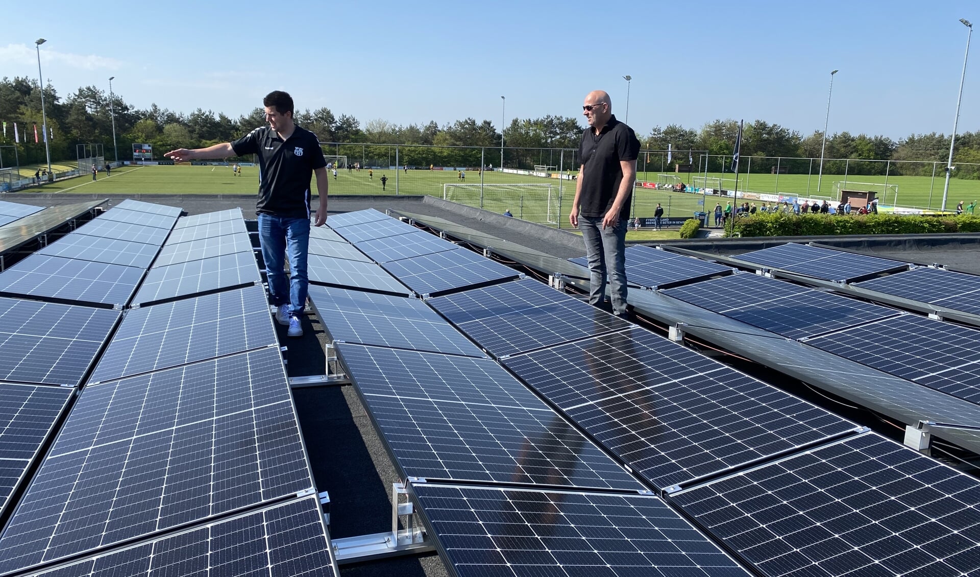 Richard van de Hoorn (links) geeft uitleg aan voorzitter Erik Hulleman. Foto: vv Elspeet