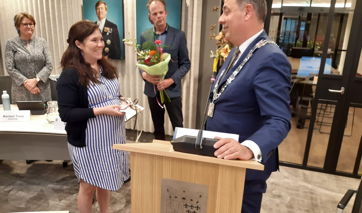 Raadslid Anna Christina Gräfin von der Schulenburg wordt bij haar tijdelijke afscheid toegesproken door burgemeester Bouwmeester. 