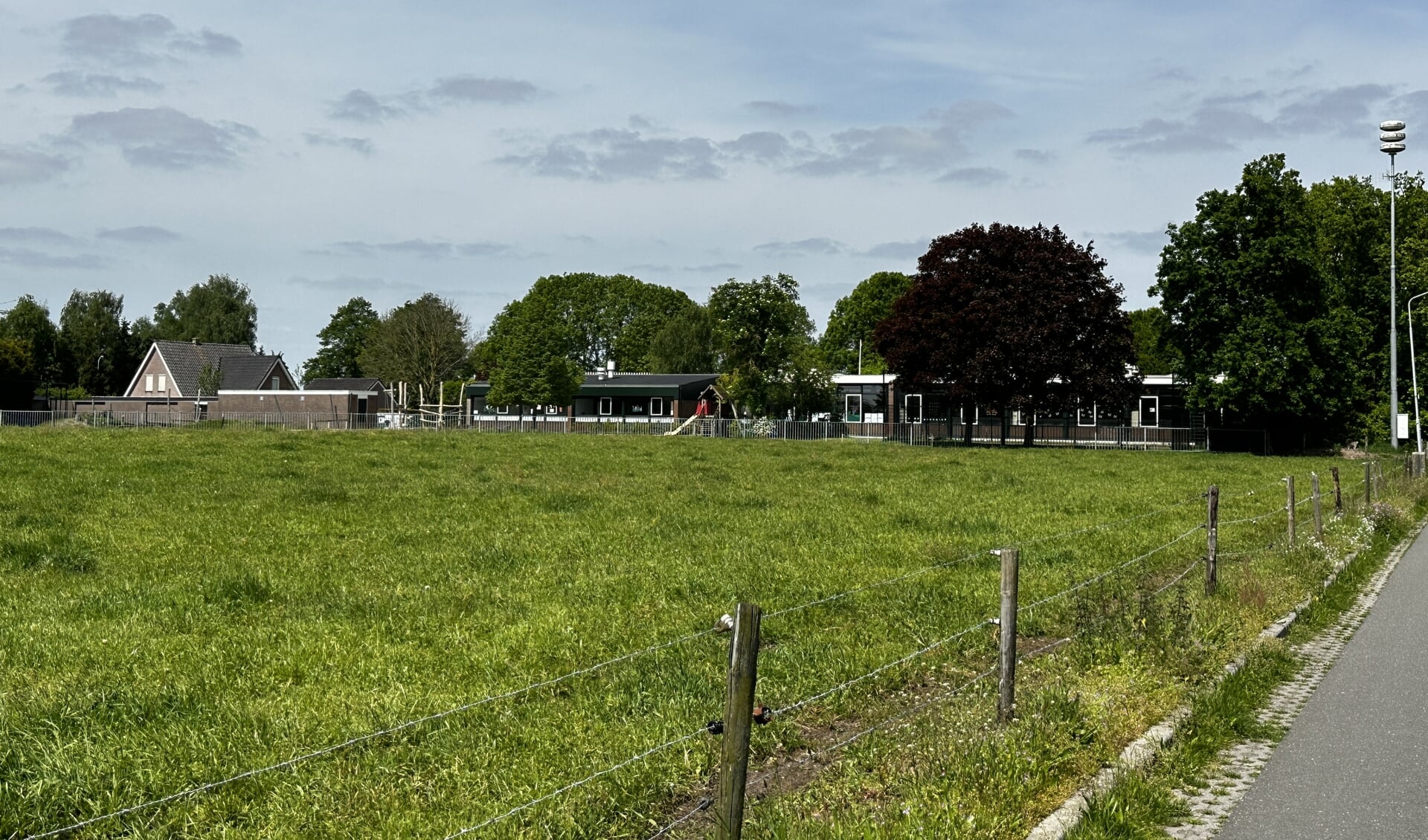 Het grasveld naast de school gaat bebouwd worden.