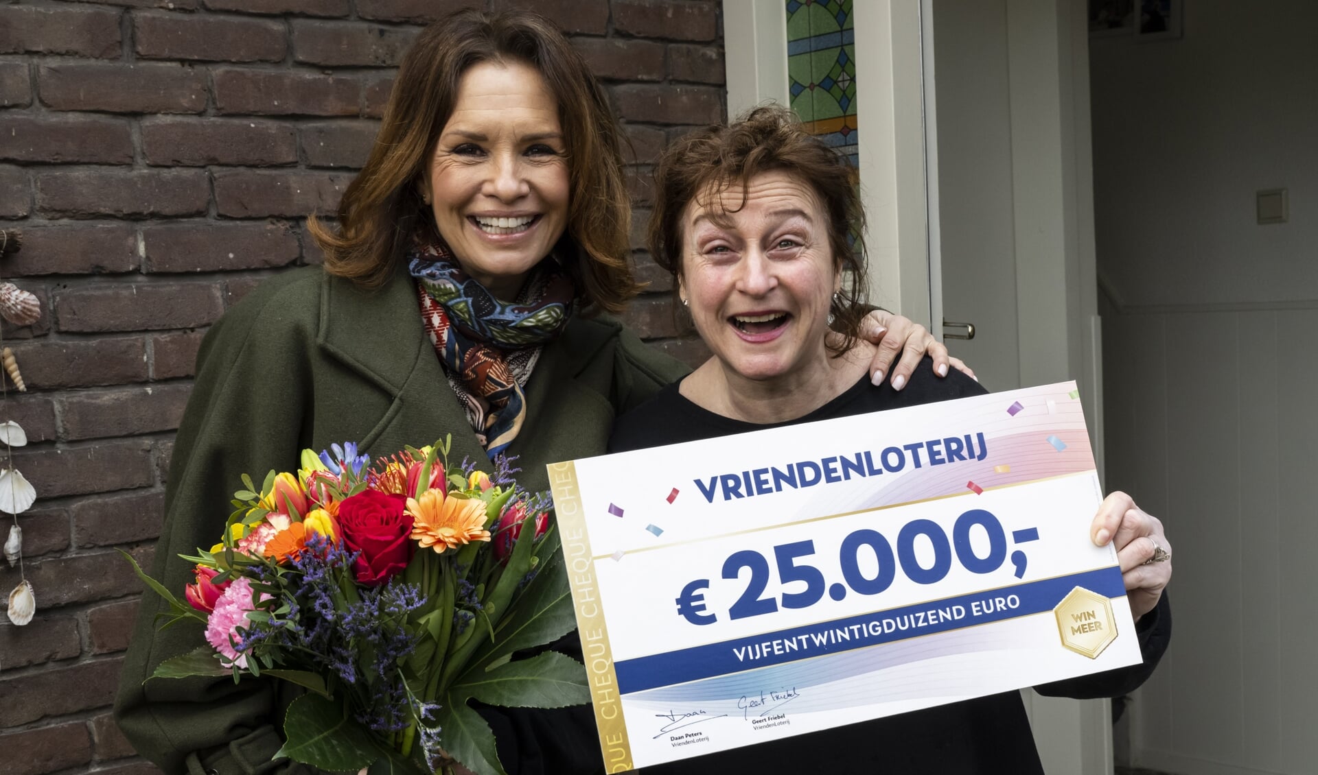 VriendenLoterij-ambassadeur Leontine Ruiters reikt cheque uit aan Patricia uit Bilthoven.jpg