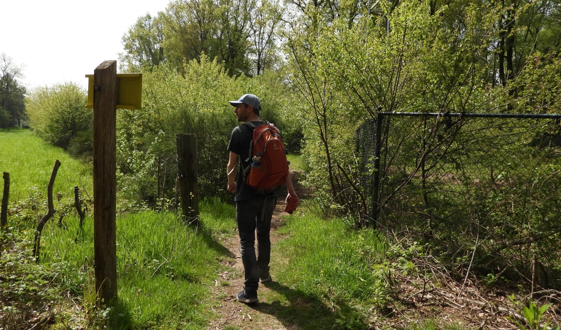 Treinliefhebber Erik Knibbe bereikt het punt waar een pad van landgoed Oldenaller een stukje de spoorbaan volgt.