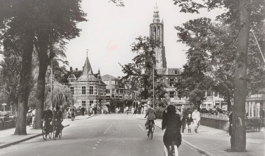 Een beeld van de Utrechtseweg nabij de binnenstad begin jaren 50. 