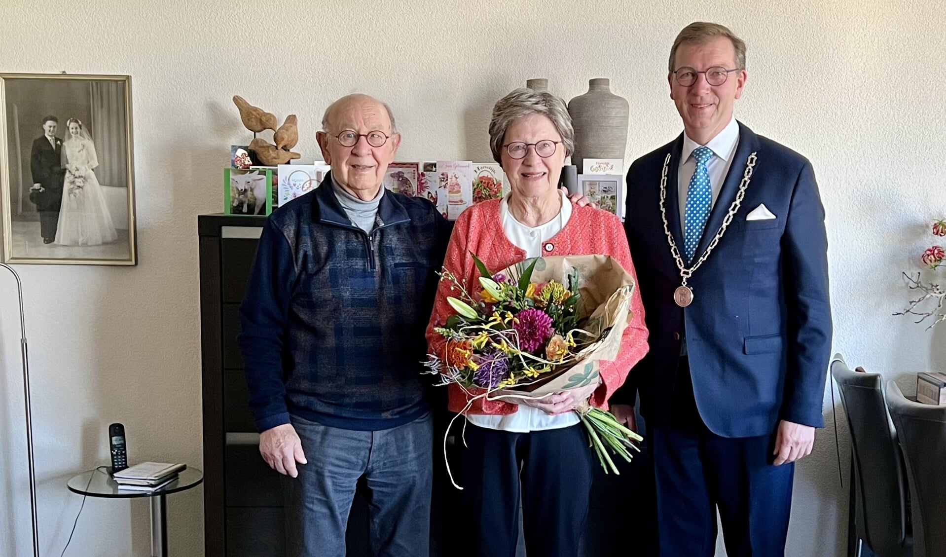 Burgemeester Gert-Jan Kats kwam het briljanten echtpaar Roelofsen persoonlijk feliciteren.