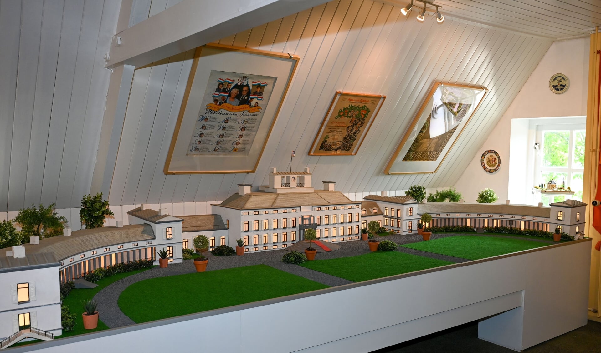 De maquette van Paleis Soestdijk is - na een 'uitje' op een expo in Amsterdam - terug in Museum Soest.